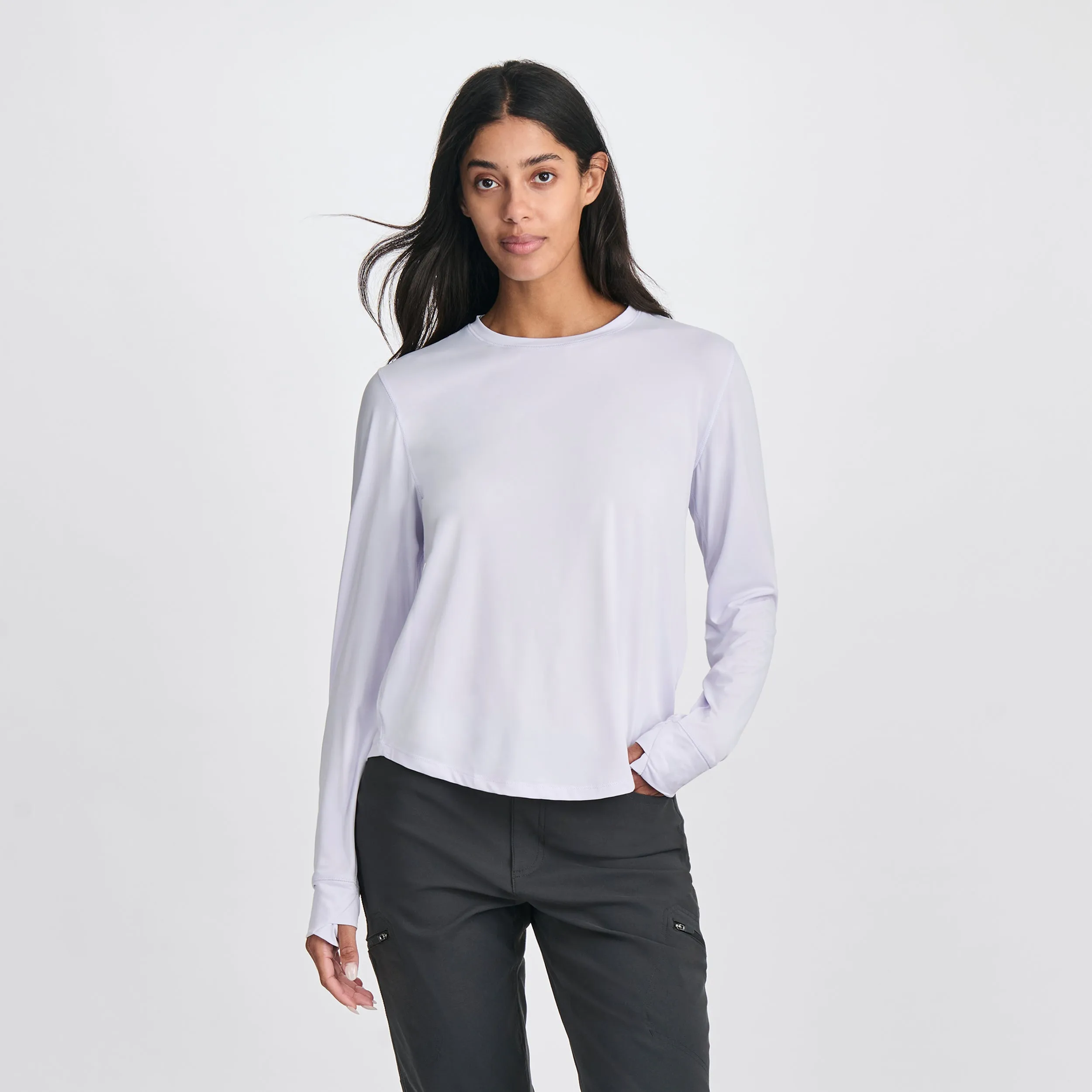 Wanita mengenakan Solarfoil Long-Sleeve Pullover dari Joy368 untuk aktivitas outdoor